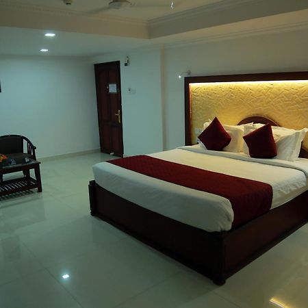 Hotel Savera Park Thrissur Bagian luar foto