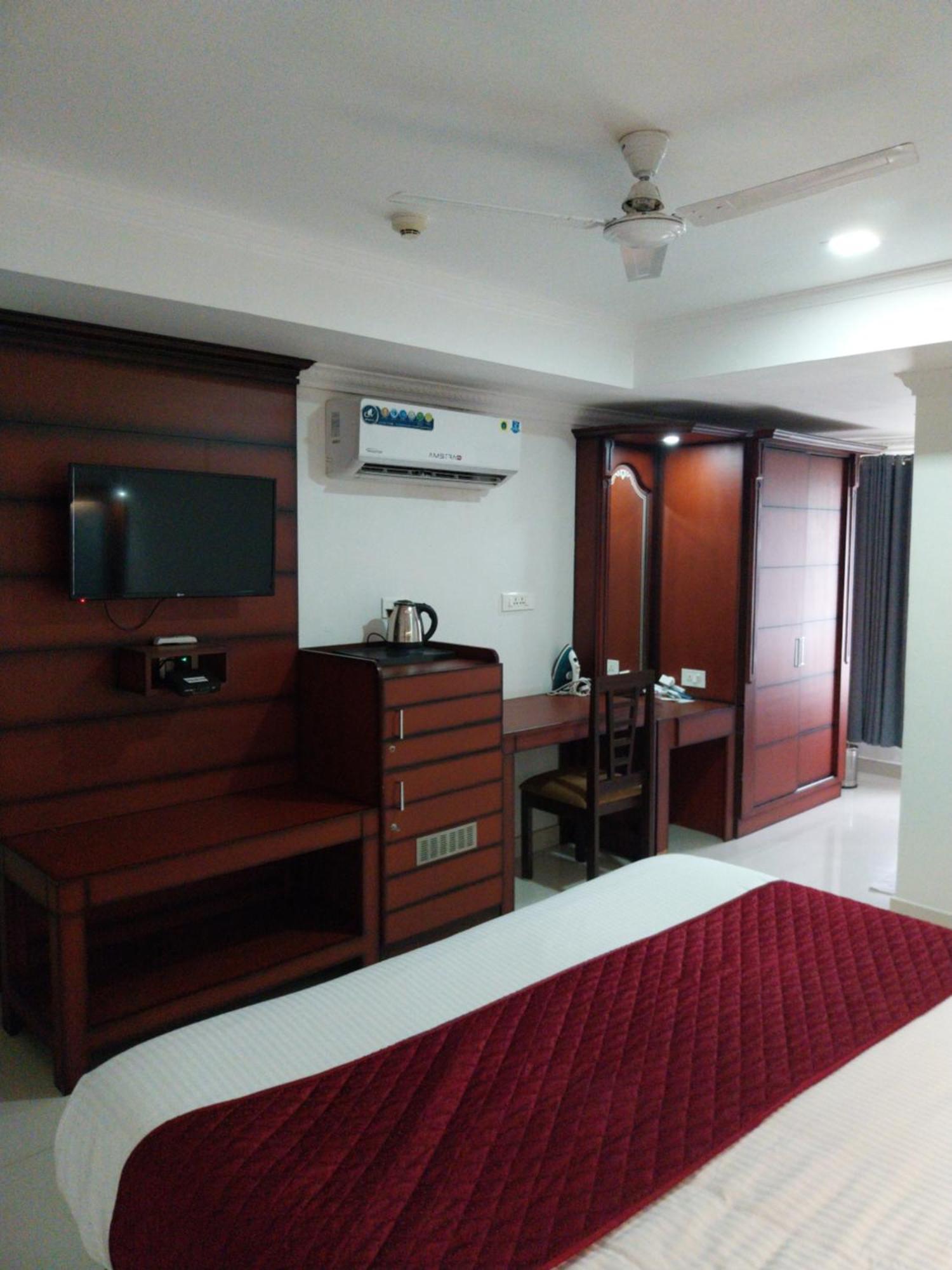 Hotel Savera Park Thrissur Bagian luar foto