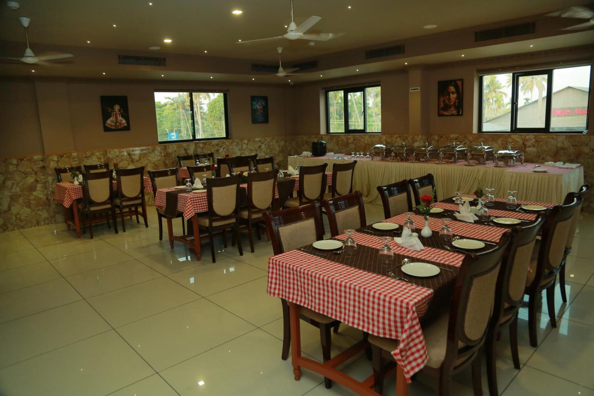Hotel Savera Park Thrissur Bagian luar foto