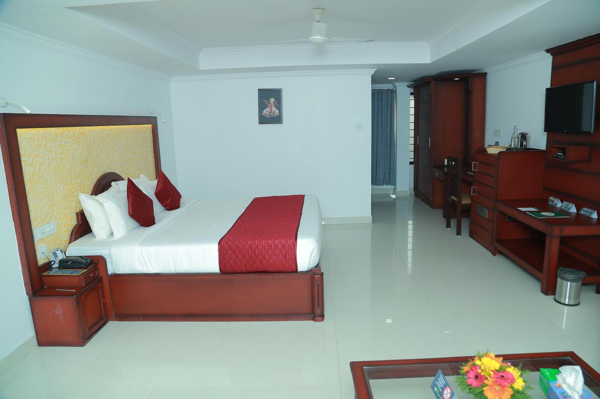 Hotel Savera Park Thrissur Bagian luar foto