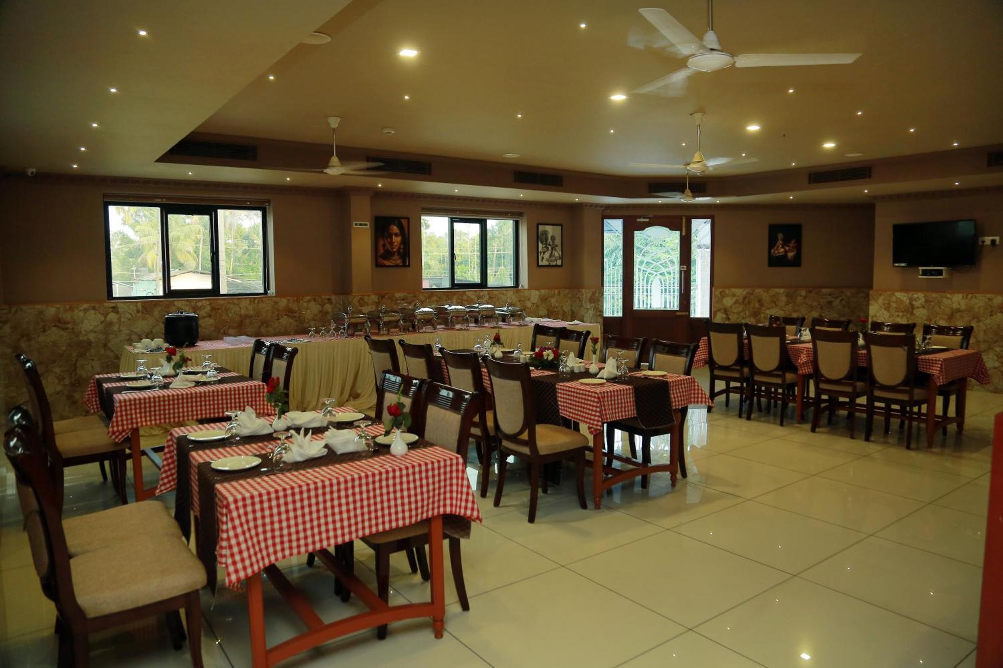 Hotel Savera Park Thrissur Bagian luar foto