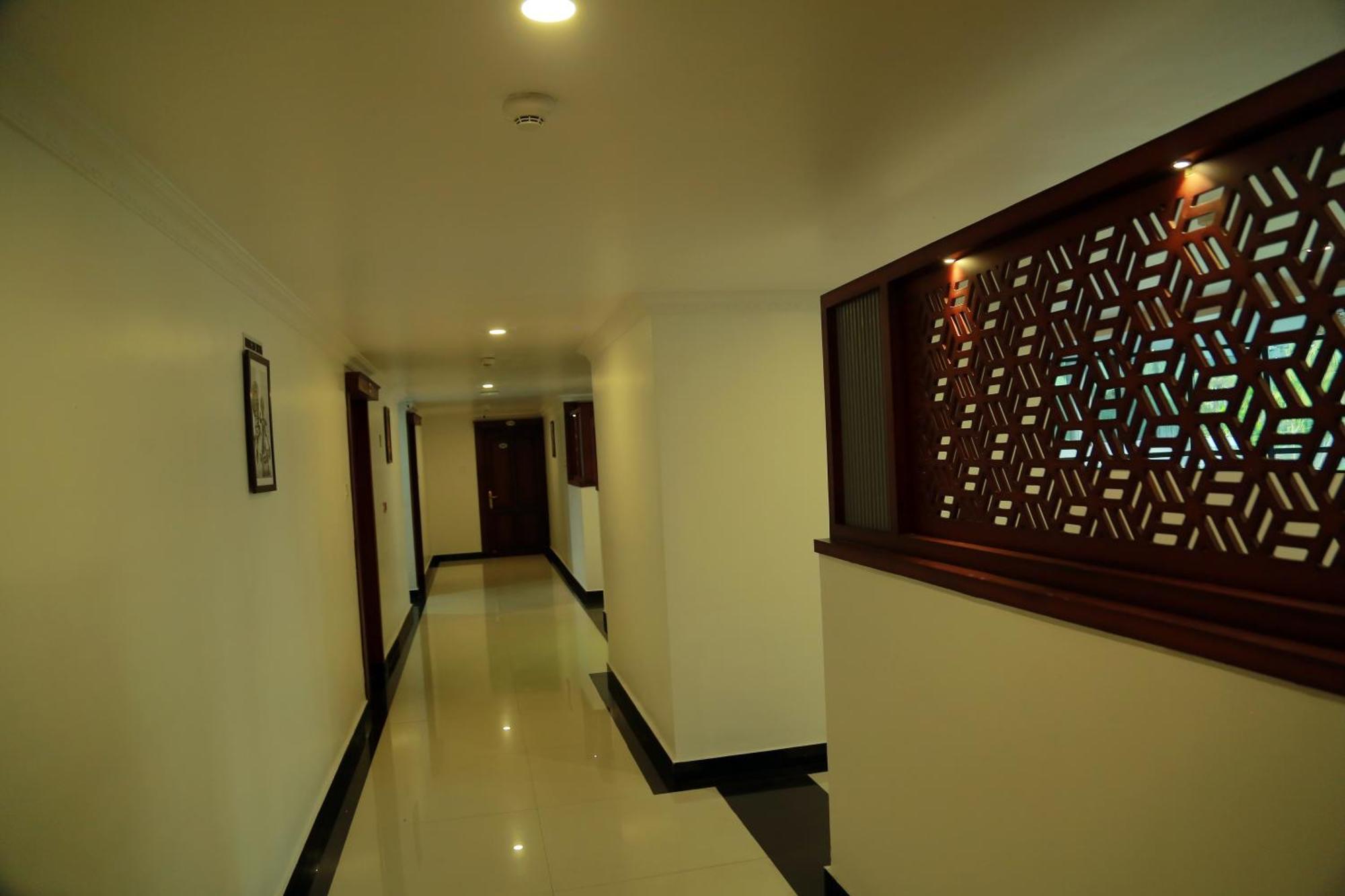 Hotel Savera Park Thrissur Bagian luar foto