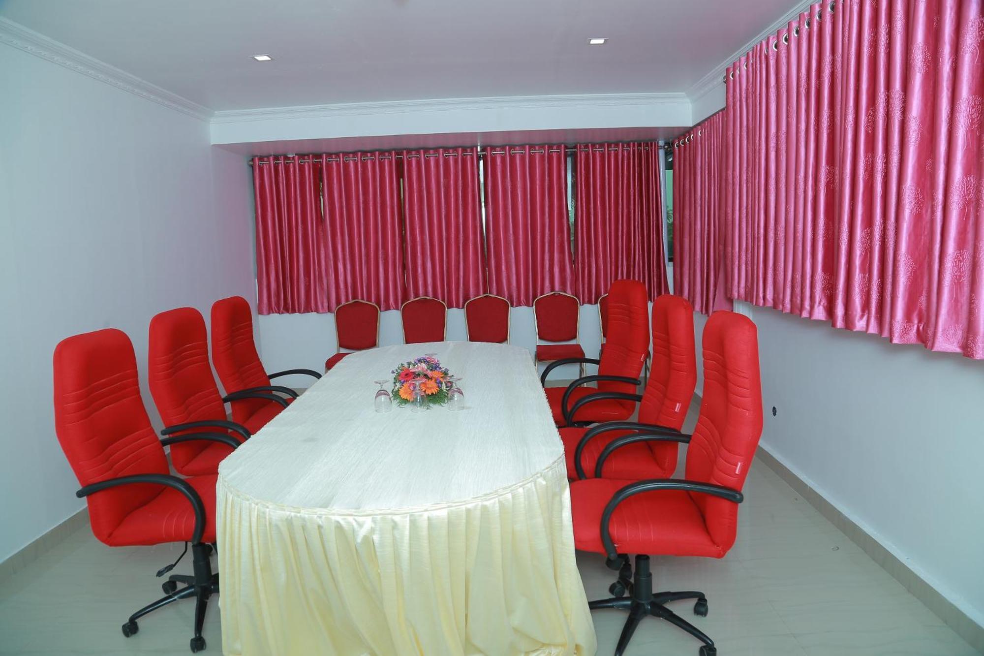 Hotel Savera Park Thrissur Bagian luar foto
