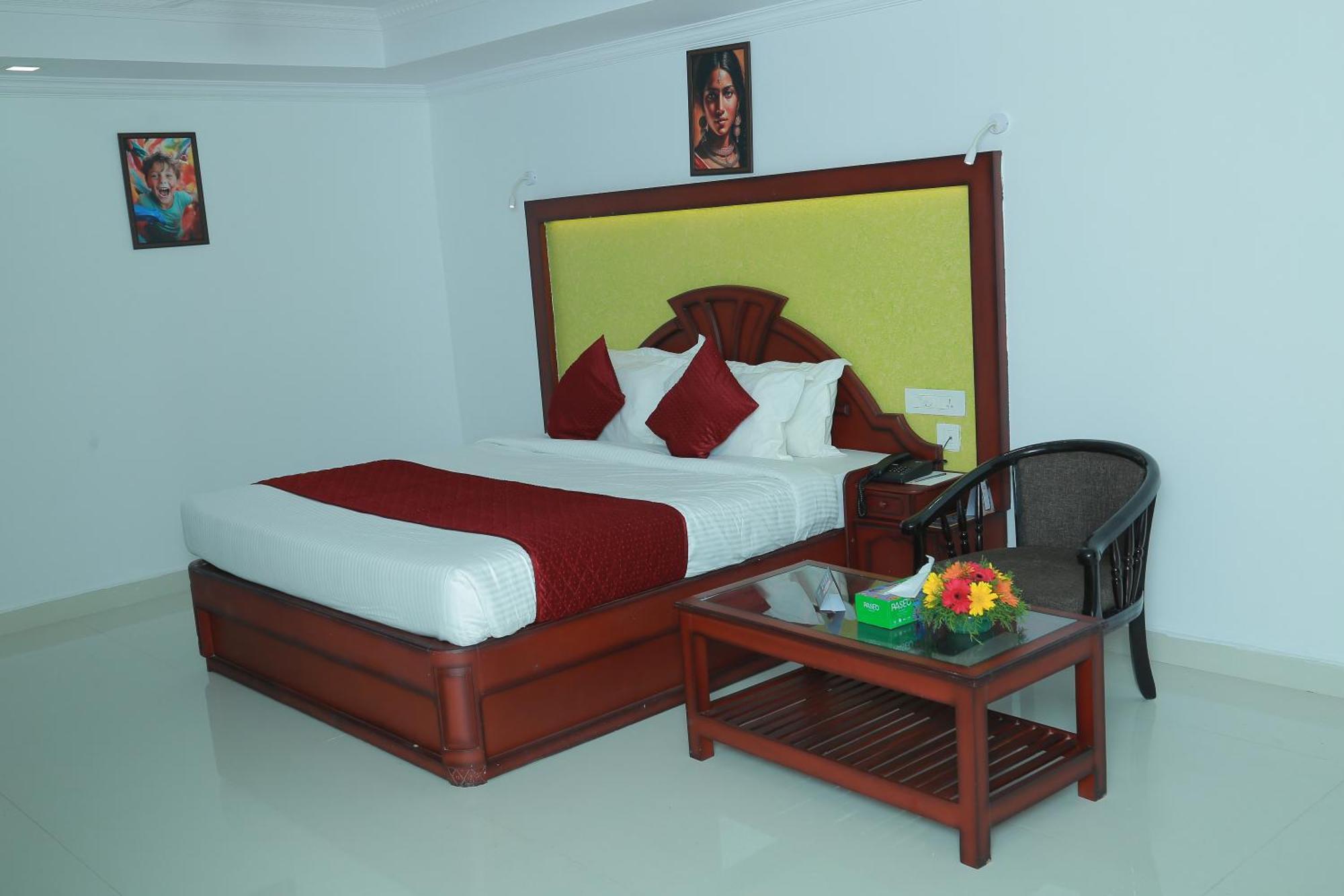 Hotel Savera Park Thrissur Bagian luar foto