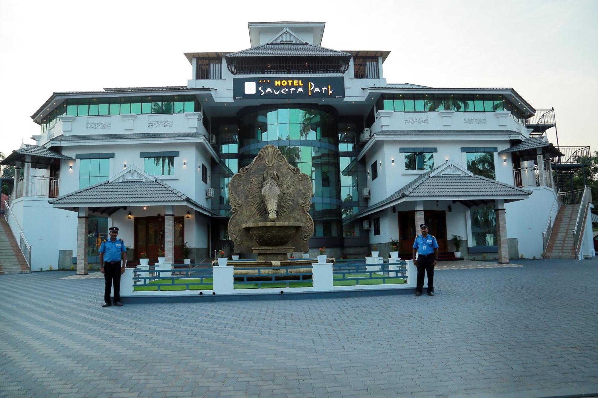 Hotel Savera Park Thrissur Bagian luar foto